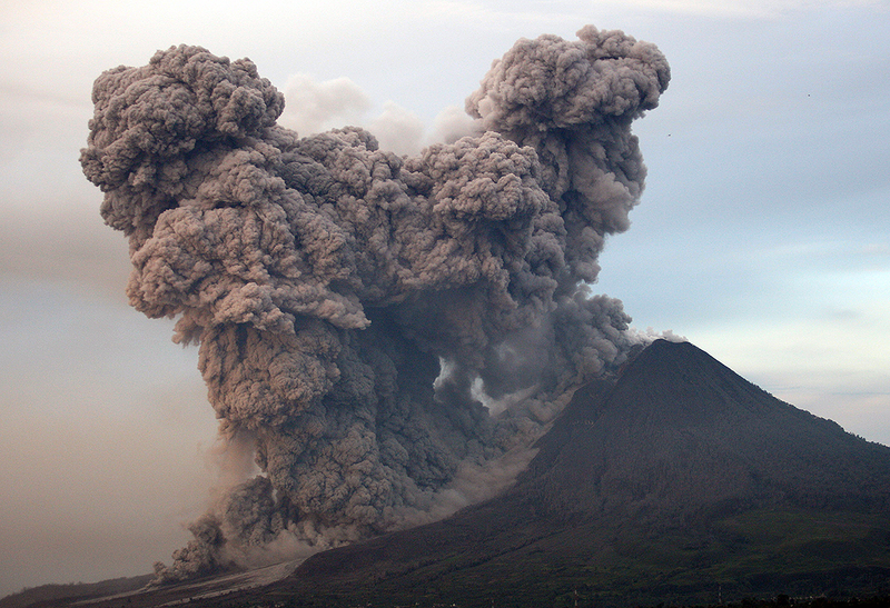 Illustration for article titled Las impresionantes imágenes del volcán Sinabung en Indonesia